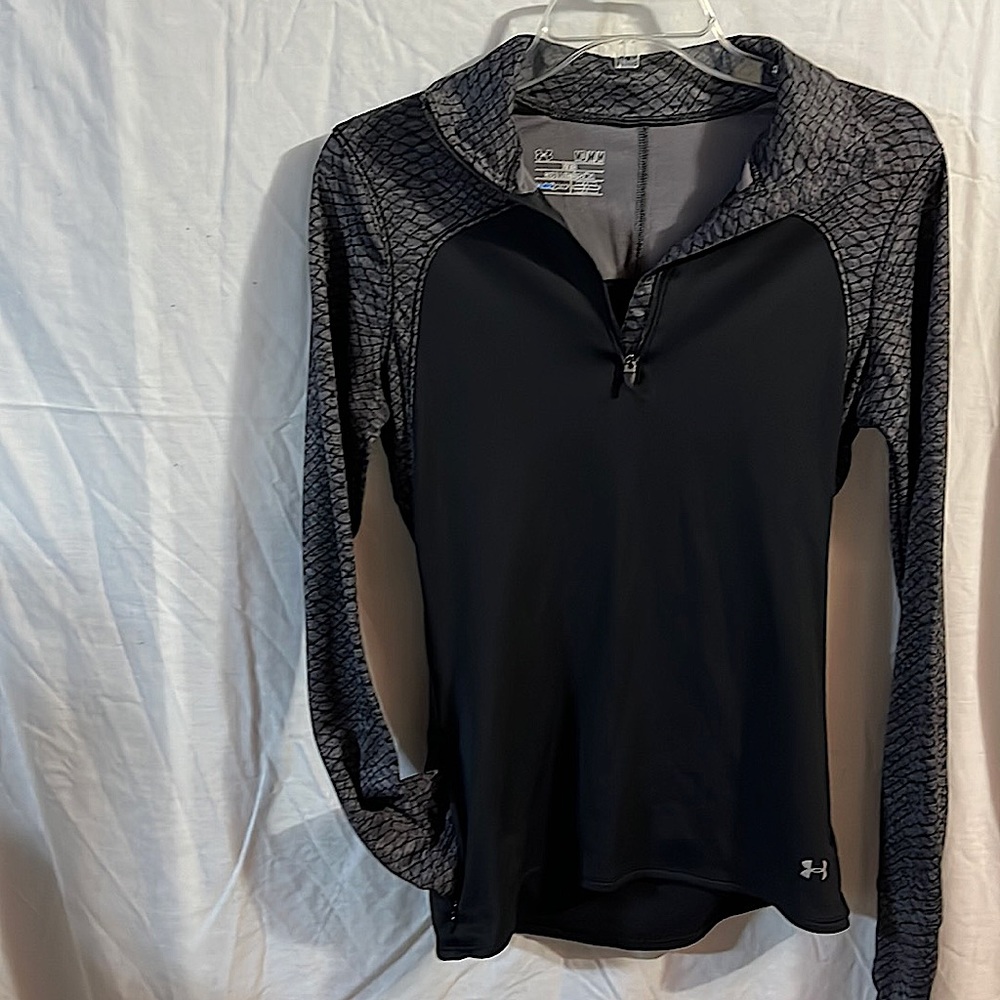 Women’ Under Armour 1/4 zip cold gear black top. Fitted, size medium.